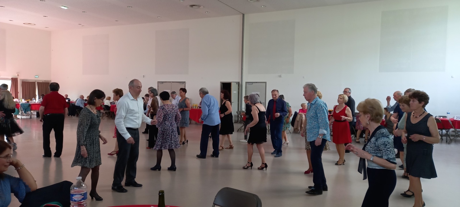 Participants aux danses en ligne lors d’un après-midi dansant organisé par ADA