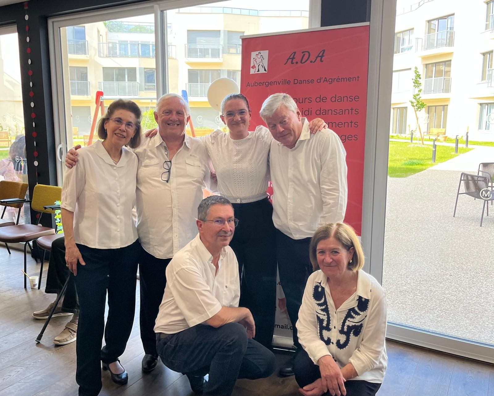 Membres d’Aubergenville Danse réunis lors d’une démonstration en 2025